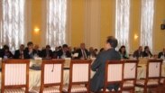 Конференцияға қатысушылар Қазақстанның ЕҚЫҰ төрағалық ету мәселесін талқылауда: келіссөздердің бірінші жартысында қазақстандық жақтан адам аз болды. Астана, 28 қазан 2009 жыл.