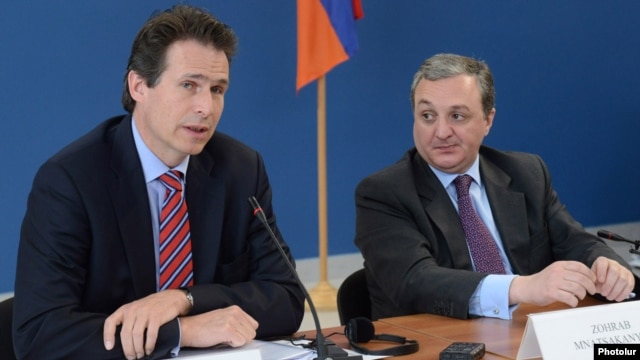 Armenia - Deputy Foreign Minister Zohrab Mnatsakanian (R) and Gunnar Wiegand, a senior EU official, at  a news conference in Yerevan, 20Mar2013.
