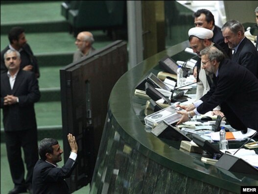 محمود احمدی‌نژاد در مجلس برای تقدیم لایحه بودجه ۱۳۹۰