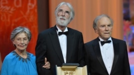 Mihael Haneke sa francuskom glumicom Emanuelom Riva i glumcem Žanom Lujom Trentnjatom