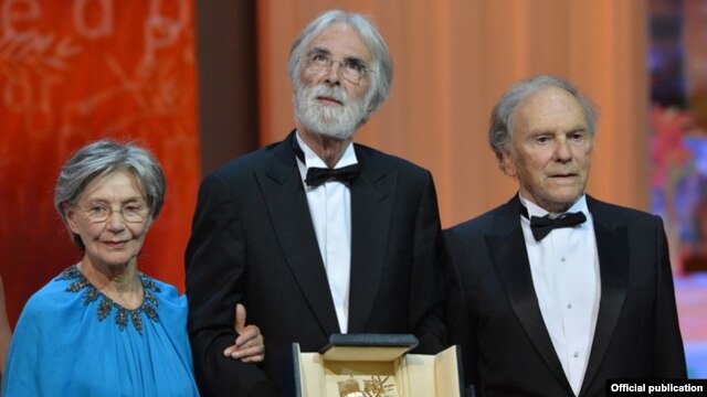 Mihael Haneke sa francuskom glumicom Emanuelom Riva i glumcem Žanom Lujom Trentnjatom