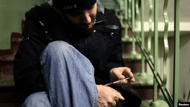 Russia -- A drug user injects heroin on a staircase in an apartment block in Moscow, November 14, 2010