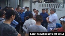 Қырғызстанның Ресейдегі елшісі Болот Отунбаев (оң жақта) баспадағы өрттен қаза тапқан адамдардың туыстарымен сөйлесіп тұр. Мәскеу, 27 тамыз 2016 жыл.