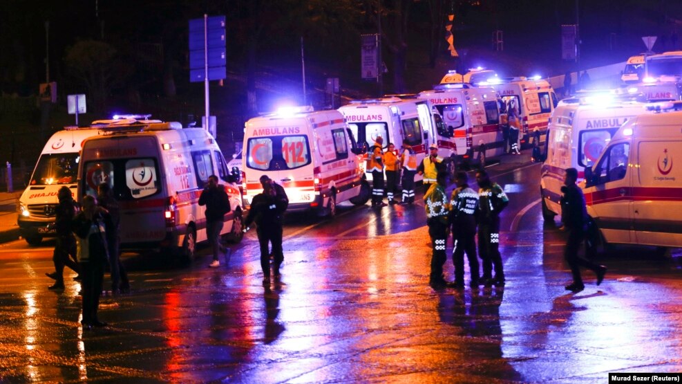 Стамбулдың орталығындағы жарылыс болған жерде тұрған жедел жәрдем көліктері мен адамдар. 10 желтоқсан 2016 жыл.