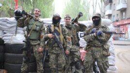 Народные ополченцы на одной из улиц города Славянска. 2 мая 2014 года.