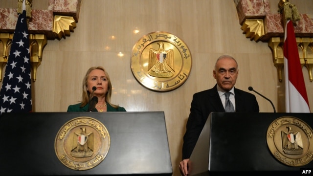 Sekretarja e Shtetit Hillary Clinton dhe ministri i Jashtëm egjiptian  Mohammed Kamel Amr, më 21 nëntor 2012