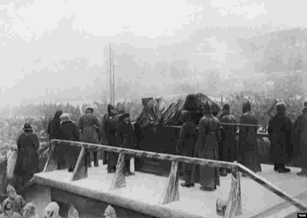Pallbearers carry Lenin's casket.