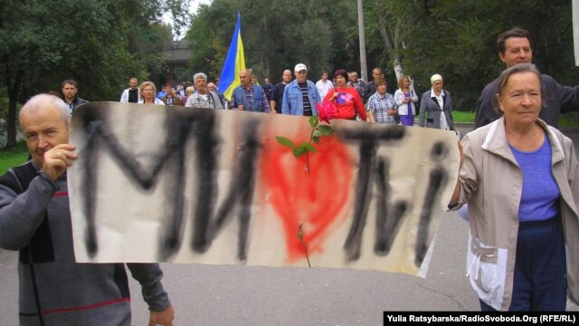 Residents of the Ukrainian city of Dnipropetrovsk rally in support of embattled TVi on September 8.