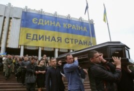 Похороны в Киеве бойца украинского спецназа Родиона Доброхотова, погибшего 9 мая в бою с сепаратистами в Мариуполе. 12 мая 2014 года