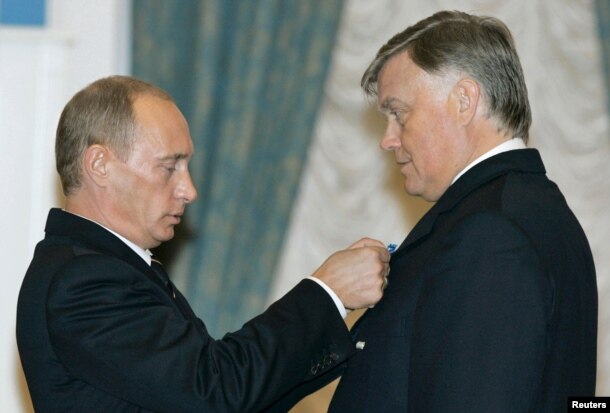 Владимир Путин вручает орден Почета Владимиру Якунину