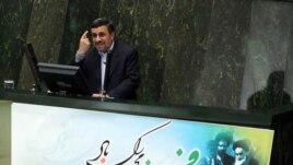 Presidenti Ahmadinejad gjestikulon gjatë fjalimit në parlament