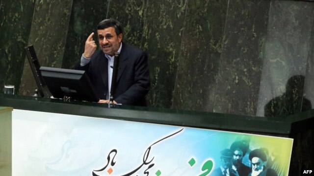 Presidenti Ahmadinejad gjestikulon gjatë fjalimit në parlament