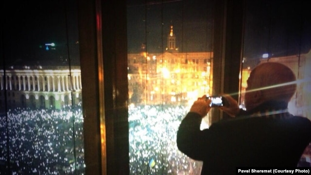 سناتور مک‌کین در حال گرفتن عکس از تظاهرات در کیف