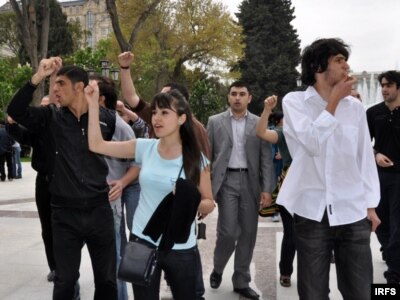 Polis «Gül bayramı»nın ləğvini istəyən 50-dən çox gənci həbs etdi. Bakı, 10 may 2009