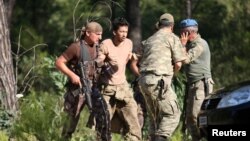 Түркия әскерилері мемлекеттік төңкеріс жасау әрекетіне қатысы бар деген күдікке ілінген адамды ұстап әкеле жатыр. Мармарис, Түркия. 25 шілде 2016 жыл. (Көрнекі сурет.)