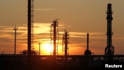 Инфраструктура нефтедобывающего предприятия на месторождении в Кызылординской области. 22 января 2016 года.