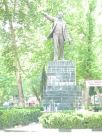 A statue of Lenin in Dushanbe City Park (RFE/RL)