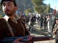 Afghan soldiers at the Tokhim border crossing on the Afghan-Pakistani border (file photo) (epa)