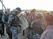 Оппозиция қайраткері Рысбек Сәрсенбайұлы полицияны даулы мәселені келіссөз арқылы бейбіт жолмен шешуге үндеді.