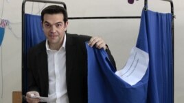 Солшыл "Сириза" партиясының жетекшісі Алексис Ципрас парламент сайлауында дауыс беріп тұр. Афины, 6 мамыр 2012 жыл.