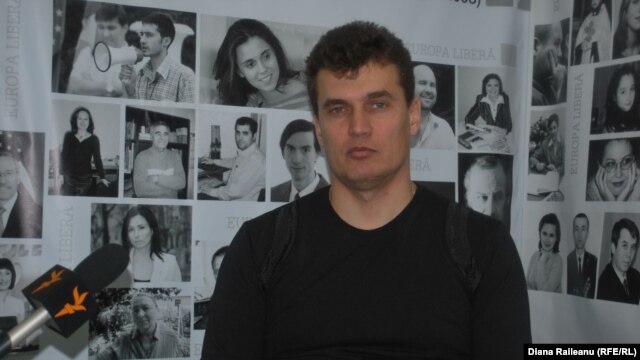 Inginerul Serghei Cocârlă în studioul Europei Libere la Chișinău