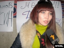 Пикетке чыккандарды белгилүү шоувумен Ассоль Молдокматова баштап жүрөт. 