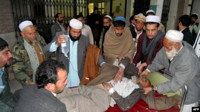دا د اورکزو کلایه هېدکوارټر کې د یوې چاودنې تپي تن دی چې د کوهاټ روغتون کې درملنه کېږي. فبرورۍ ۸ نېټه. ۲۰۱۳م کال
