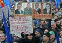 Supporters of war crime indictee Ratko Mladic rally in Belgrade in February 2006 (file photo) (epa)