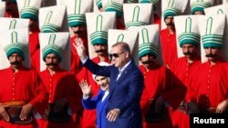 Президент Турции Реджеп Тайип Эрдоган с супругой на церемонии в честь годовщины взятия Стамбула Османской империей, май 2016 года. Иллюстративное фото.