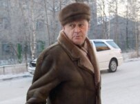 Khodorkovsky's lawyer, Semyon Rosenberg, speaks to journalists outside the Chita remand prison on December 26 (ITAR-TASS)