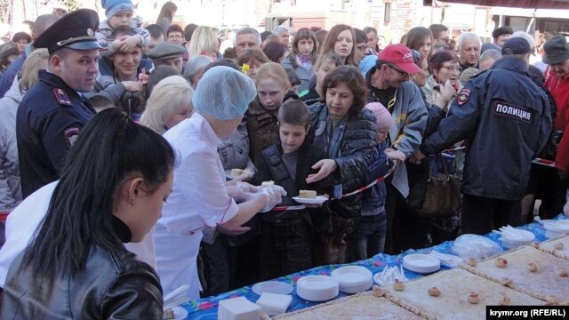 Масленица в Симферополе: горожане выстроились в очередь за бесплатным пирогом [Фото] фото