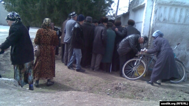 Uzbek pensioners gathered on March 13 to collect their pension payments in central Sirdarya Province.
