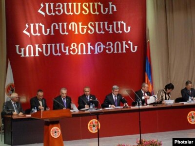 Հայաստանի հանրապետական կուսակցության համագումարի նախագահությունը, արխիվային լուսանկար