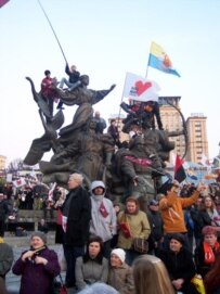 Tymoshenko backers showed up to support the president's stance (RFE/RL)