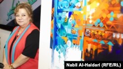 الفنانة سلمى العلاق أما إحدى لوحات معرضها السابع