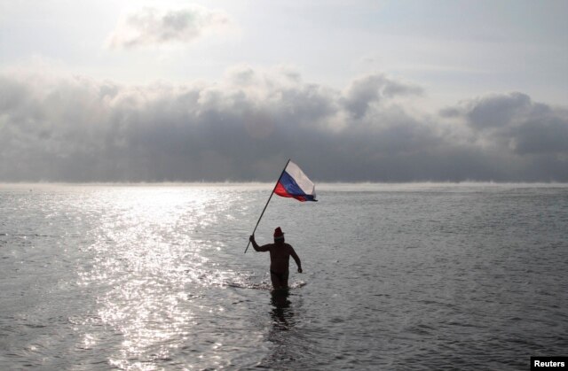 Мужчина с российским флагом в руках в Черном море, Евпатория