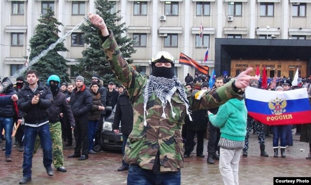 Перед зданием областного совета, 3 марта 2014 года. Фото "Думская"