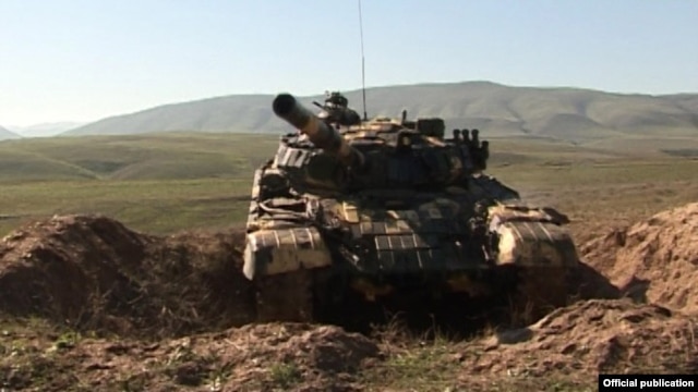 Cəbhədə tanklar işə düşdü Cəbhədə tanklar işə düşdü