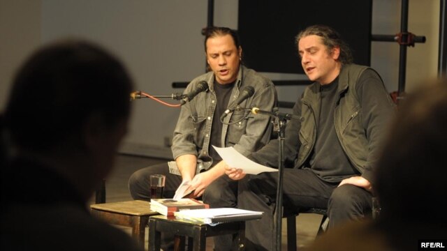 Predrag Lucić i Boris Dežulović recitiraju satiričnu poeziju "Melodije Bljeska i Oluje", 2009.