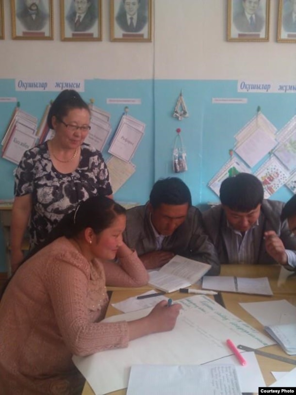 Моңғолиядағы қазақ тілі пәні мұғалімі Айгүл Қали мен шәкірттері.