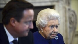 Mbretëresha Elizabeta e Dytë me kryeministrin Cameron në mbledhjen e qeverisë britanike
