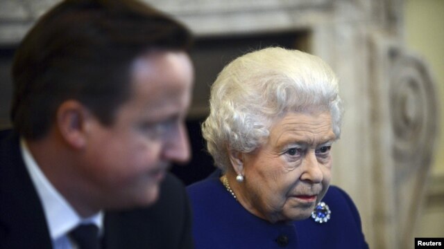 Mbretëresha Elizabeta e Dytë me kryeministrin Cameron në mbledhjen e qeverisë britanike