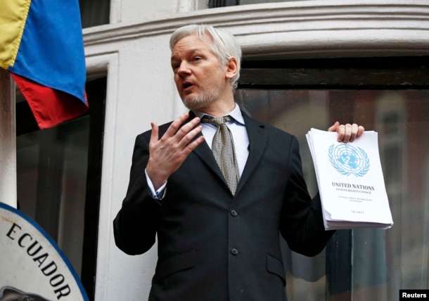 По мнению американских экспертов, к хакерским атакам из России может быть причастен основатель WikiLeaks Джулиан Ассанж