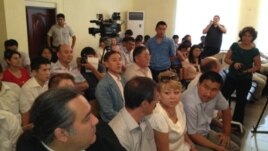 Тіркелмеген "Алға" партиясының жетекшісі Владимир Козловтың сотына келген адамдар. Ақтау, 16 тамыз 2012 жыл. Фото Twitter желісінен алынды.