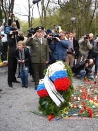 Russian Embassy officials lay a wreath at the Bronze Soldier (RFE/RL)