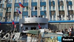 Pro-Russian protesters gather at a barricade outside the offices of the SBU state security service in Luhansk, in eastern Ukraine earlier this week.