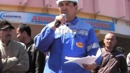 "Қазақмыс" корпорациясының жұмысшылары жалақыны өсіру талабымен ереуілге шықты. Жезқазған, Анненский кеніші, 6 мамыр 2012 жыл. (Видеодан алынған скриншот)