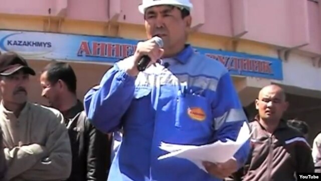 "Қазақмыс" корпорациясының жұмысшылары жалақыны өсіру талабымен ереуілге шығып тұр. Жезқазған, "Анненский" кеніші, 6 мамыр 2012 жыл.