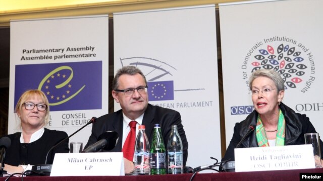 Armenia - Karin Woldseth (L), Milan Cabrnoch (C) and Heidi Tagliavini, heads of an international mission to monitor the 2013 Armenian presidential election, at a news conference in Yerevan, 19Feb2013.