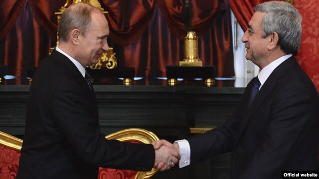 Russia - President Vladimir Putin (L) greets his Armenian counterpart Serzh Sarkisian at a CSTO summit in Moscow, 19Dec2012.